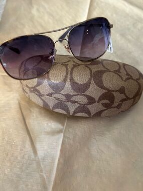 Coach HC 7127 sunglasses 
Frame in Shiny Light Gold metal